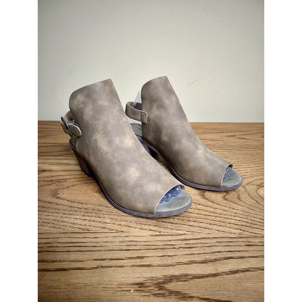 Pierre Dumas Sorrento-4 Womens tan suede booties Size 7 1/2